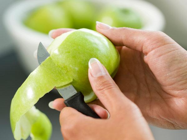 خوردن میوه با پوست یا بدون پوست؛ کدام بهتر است؟